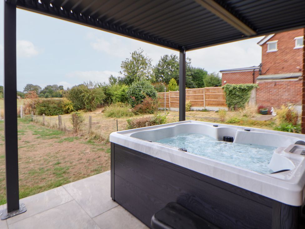 A hot tub on an outdoor patio at Melody Place Chester