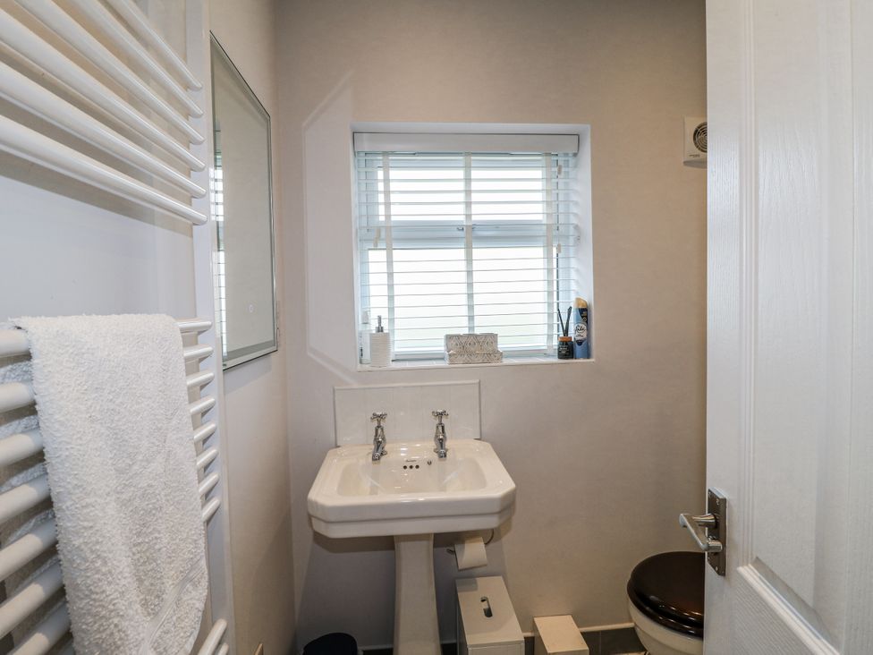 A bathroom with a sink and toilet at The View @ Orchard View Hognaston