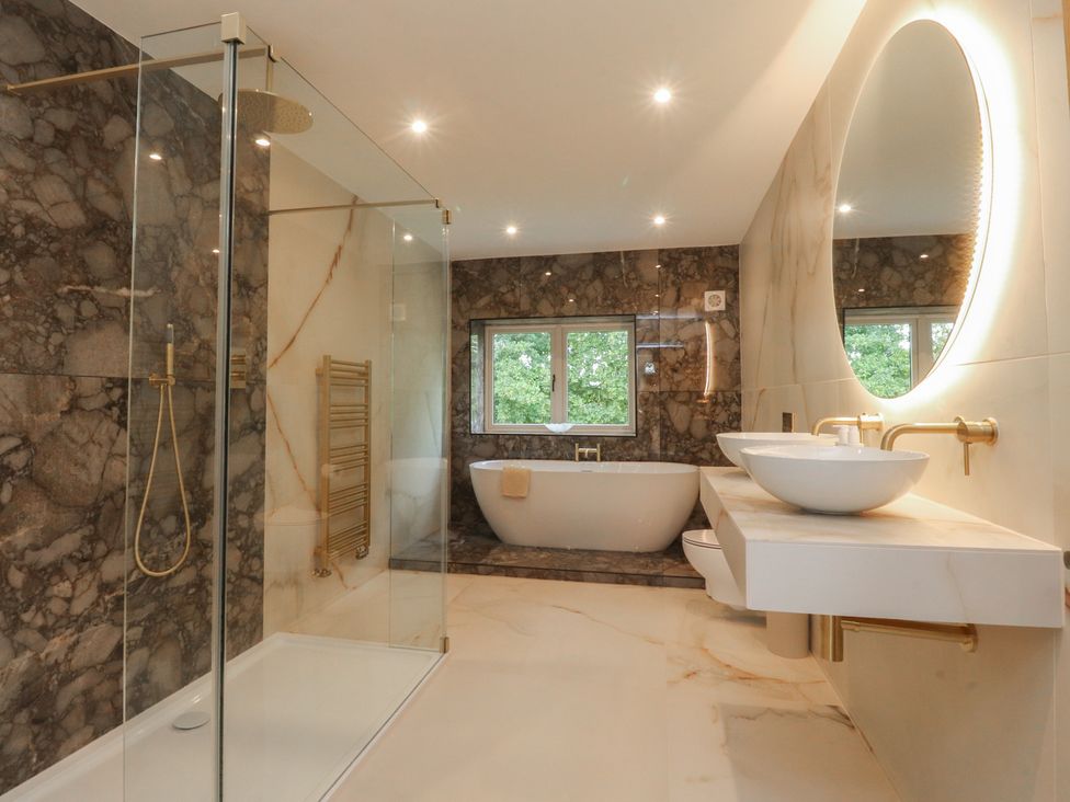 A bathroom with shower and bathtub at Alston House