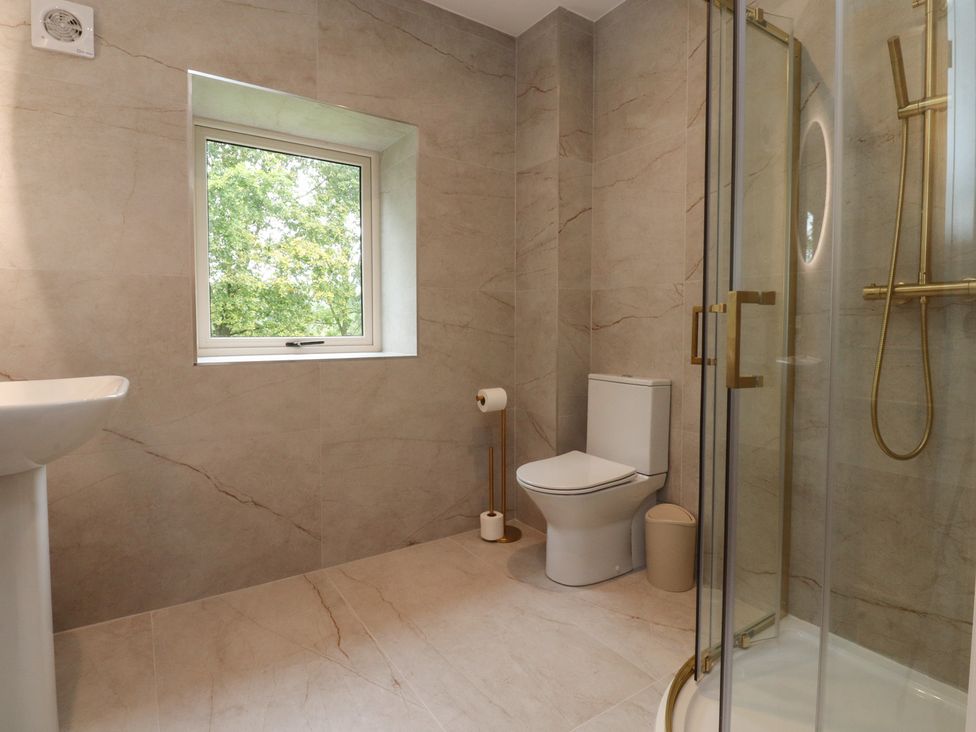 A bathroom featuring a sink, toilet and shower at Alston House