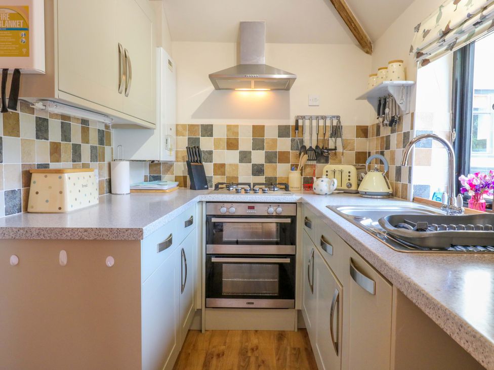 A kitchen with cabinets and appliances at The Kiln in Mendham near Harleston