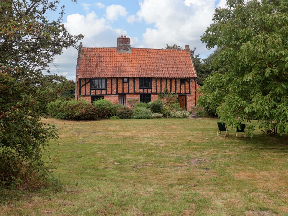 A house with garden area at Keirs Cottage in Carlton Colville
