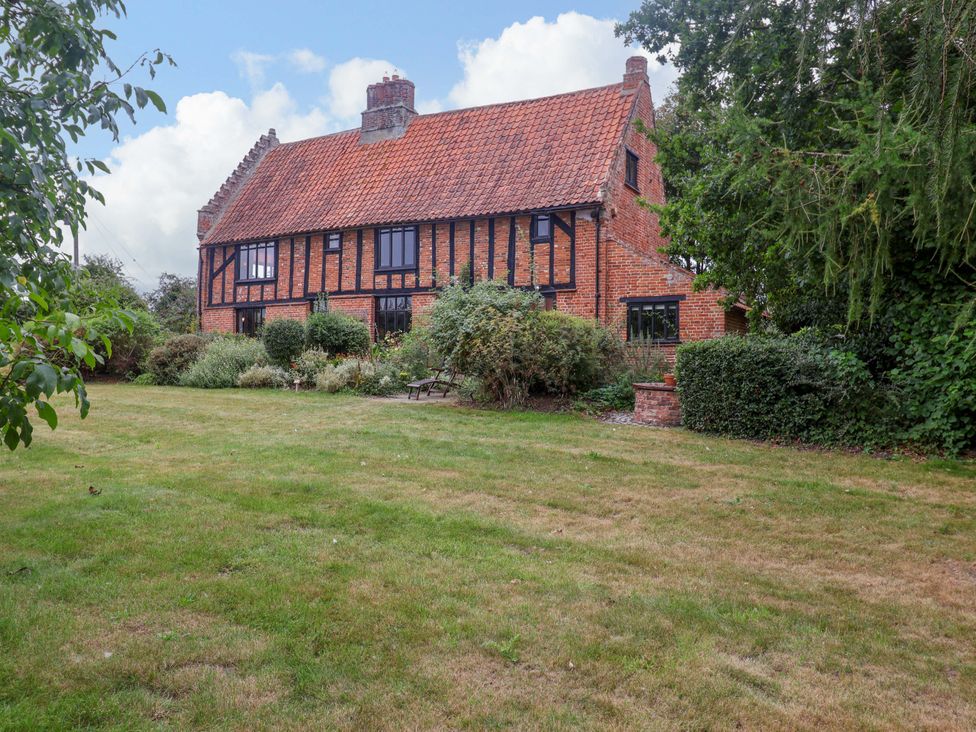 A house with a garden area at Keirs Cottage in Carlton Colville