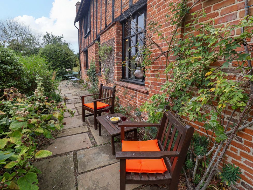 A garden with chairs and a table at Keirs Cottage in Carlton Colville