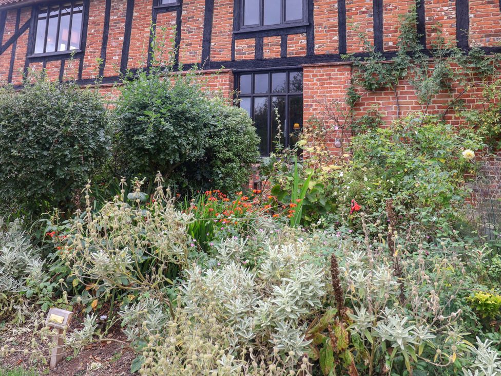 A garden with flowers and bushes at Keirs Cottage in Carlton Colville