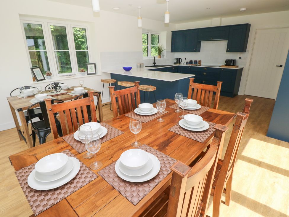 A kitchen with a dining area and kitchen island at Ty Landsker in Milford Haven