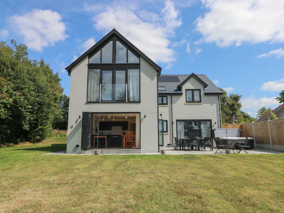 A house with patio and garden area at Ty Landsker in Houghton near Neyland