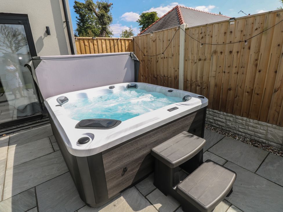 A hot tub with steps at Ty Landsker in Houghton near Neyland