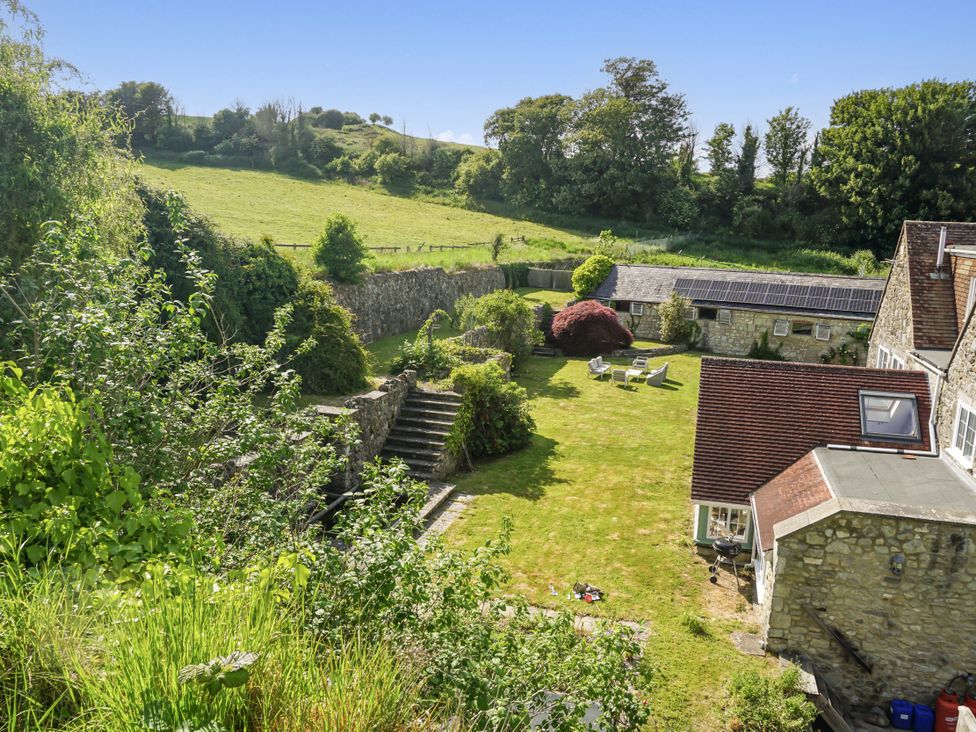A garden with steps and trees at Tuckers Farm in Gatcombe