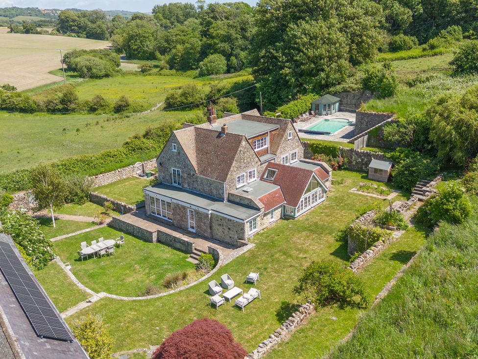 A house with garden and swimming pool at Tuckers Farm in Gatcombe