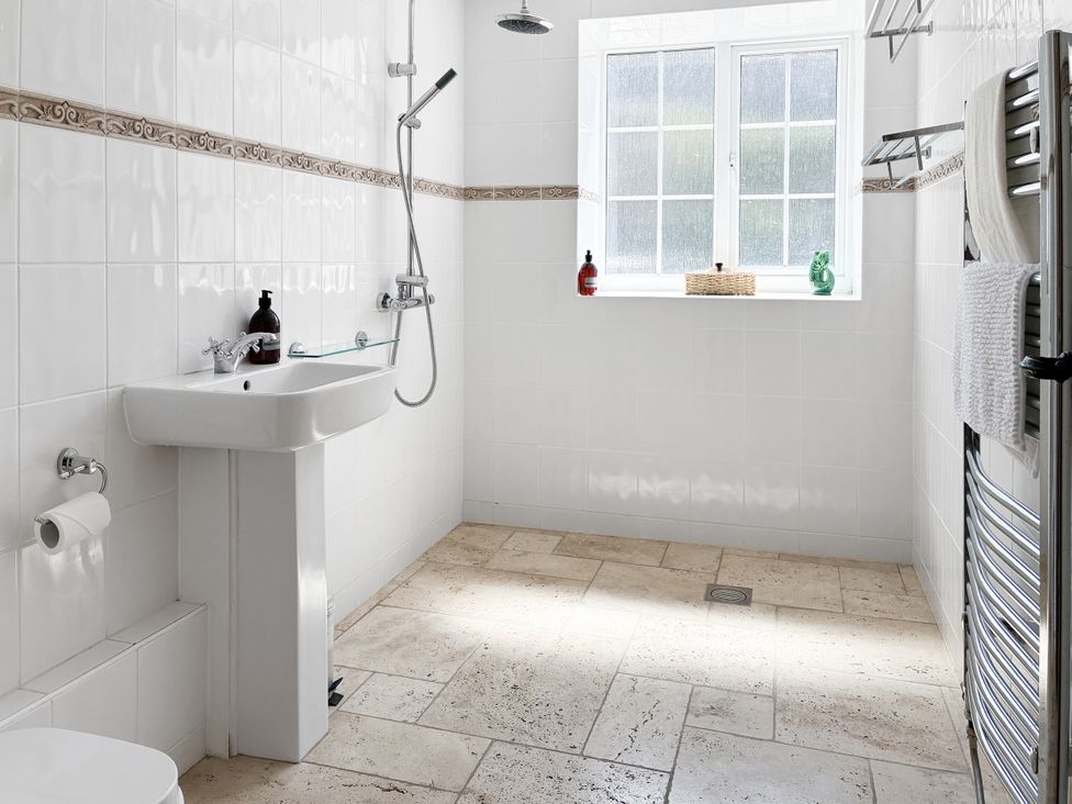 A bathroom with a shower, sink, and toilet at Tuckers Farm in Gatcombe