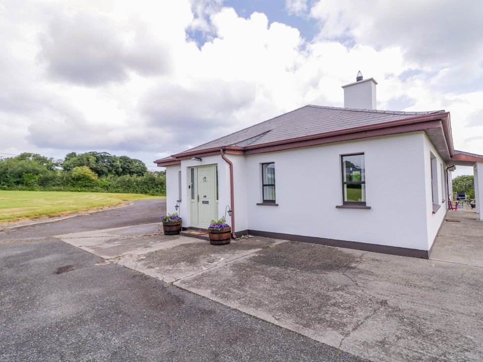 A house with a door and windows in an outdoor area at Ard Na Mara