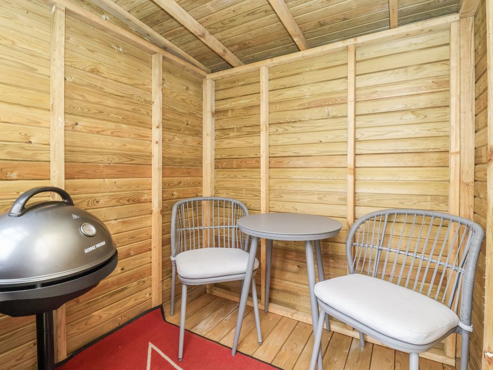 A snug with a table and chairs at Shepherd's Hut in Market Weighton