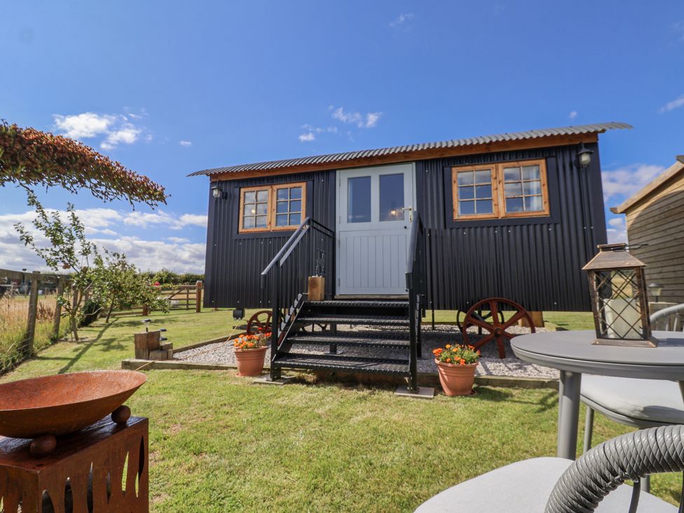 A mobile home with steps and landscaped outdoor area at Wolds Hoot in Market Weighton