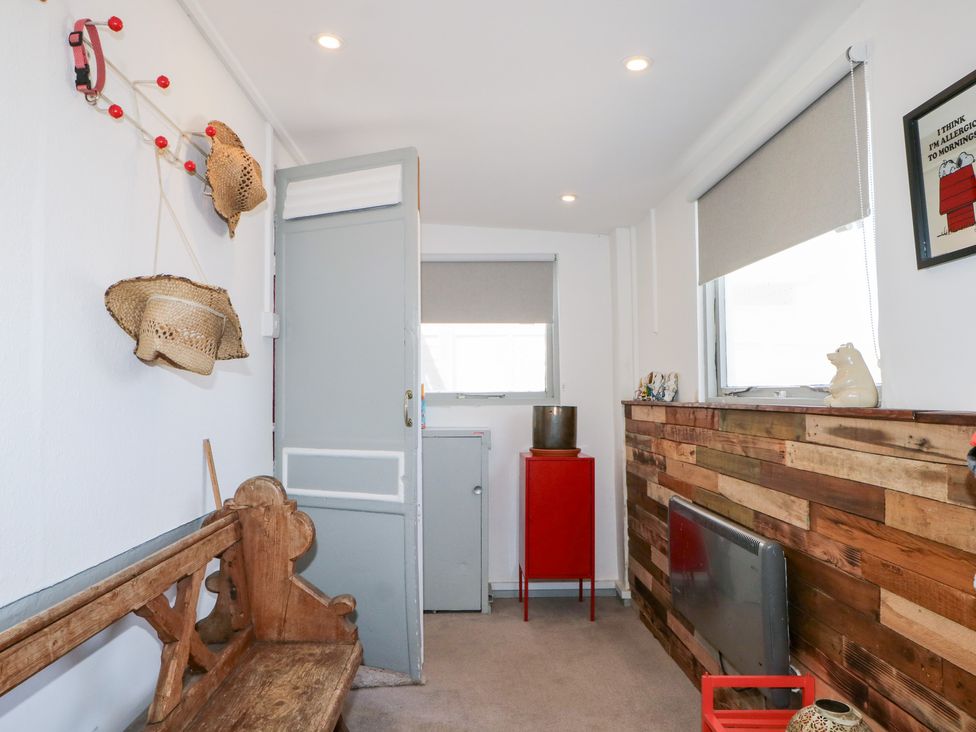 A snug with a bench and wall decor at Harbour Road Quirky Beach Railway Carriages in Pagham