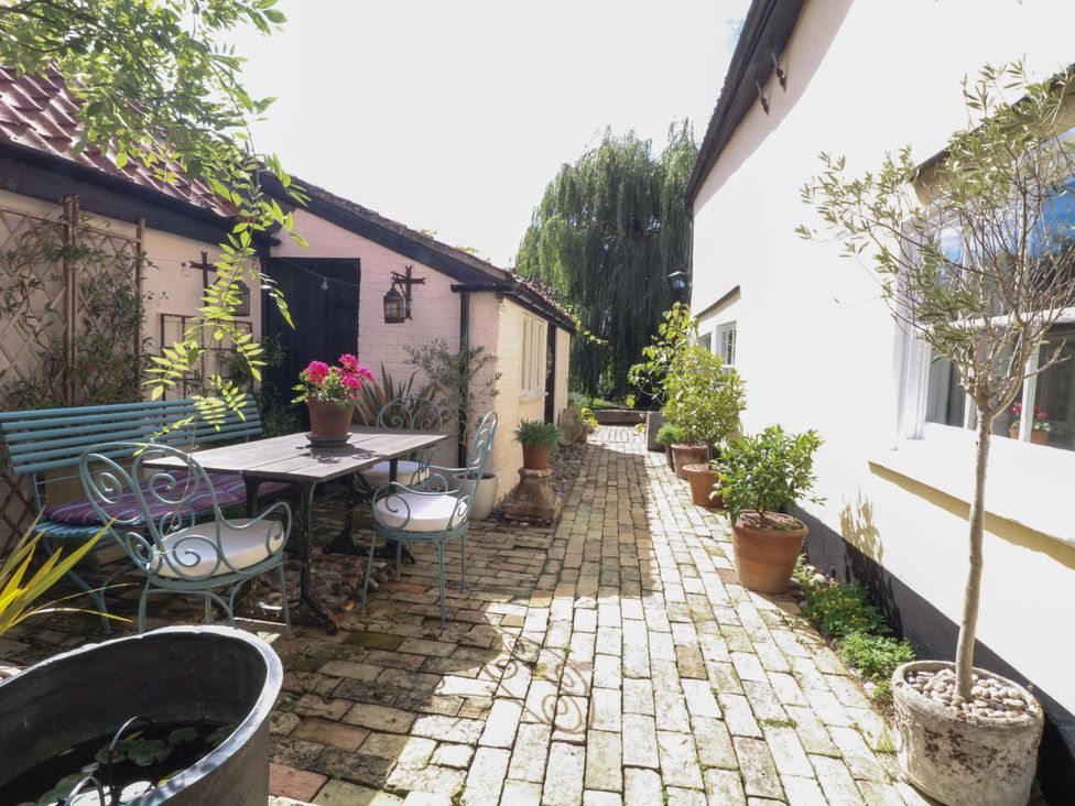 Outdoor seating area with a table and chairs at Bank House