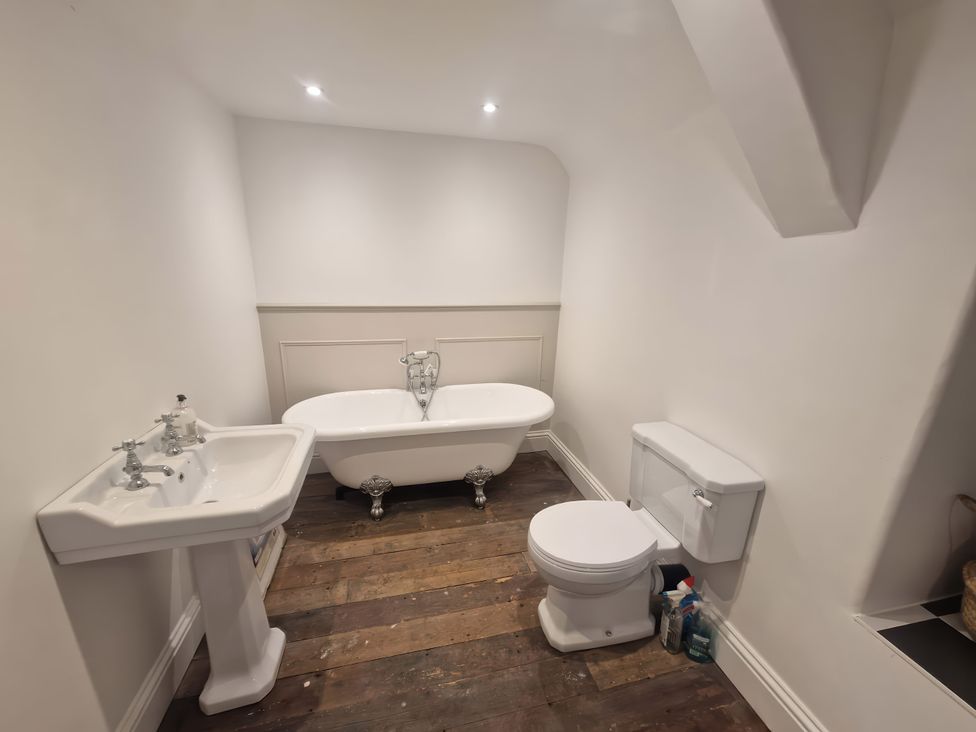 A bathroom with a bathtub, sink, and toilet at 46 North Street, Stoke-Sub-Hamdon, Somerset