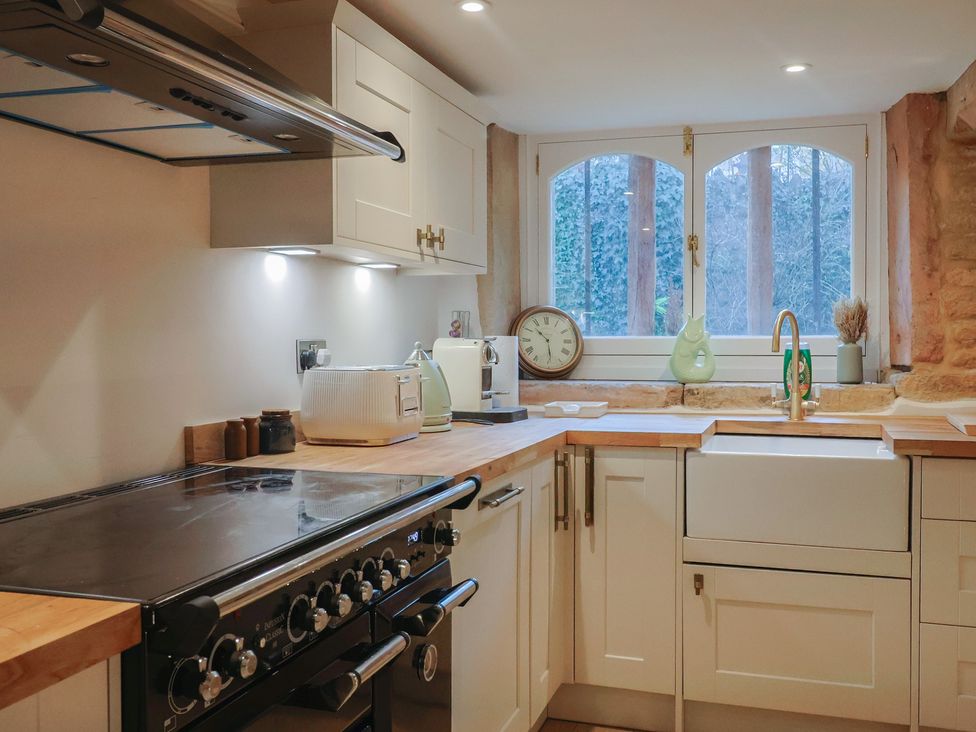 A kitchen with an oven and sink at 46 North Street Stoke-Sub-Hamdon Somerset