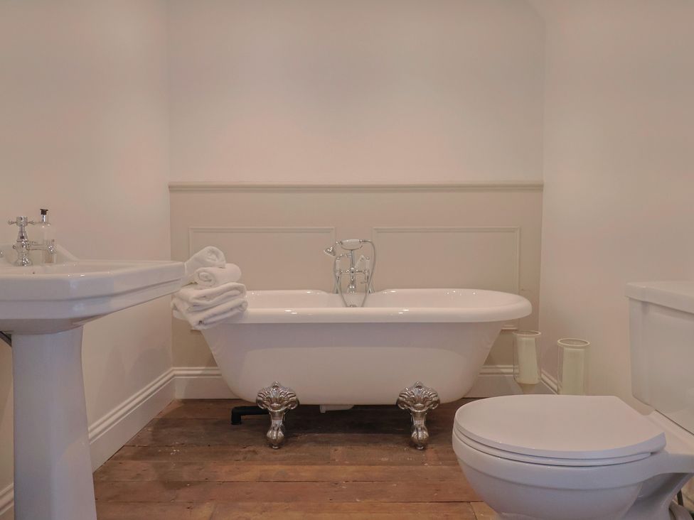 A bathroom with a bathtub, toilet, and sink at 46 North Street Stoke-Sub-Hamdon, Somerset