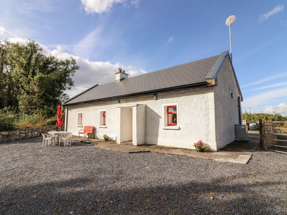 A house with outdoor seating and gravel area at Kate's Cottage