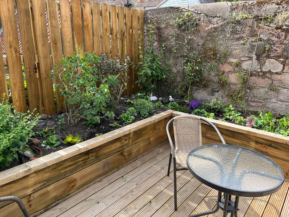 A garden with plants and seating at Secret Garden in Berwick-Upon-Tweed