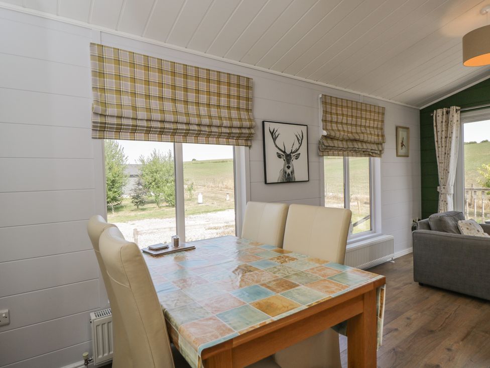 A dining room with a table and chairs at The Buckland Pentridge near Sixpenny Handley