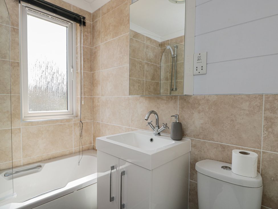 A bathroom with a bathtub and sink at The Buckland in Pentridge near Sixpenny Handley