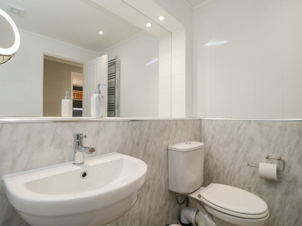 A bathroom with a sink and toilet at Whitey Top Country Lodge in Pentridge near Sixpenny Handley
