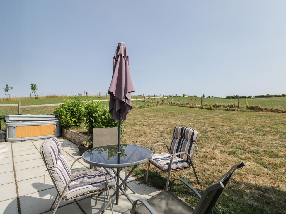 A garden with a table and chairs at Whitey Top Country Lodge in Pentridge near Sixpenny Handley