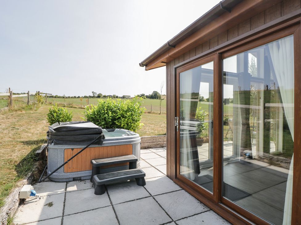 An outdoor area with a hot tub and steps at Whitey Top Country Lodge Pentridge near Sixpenny Handley