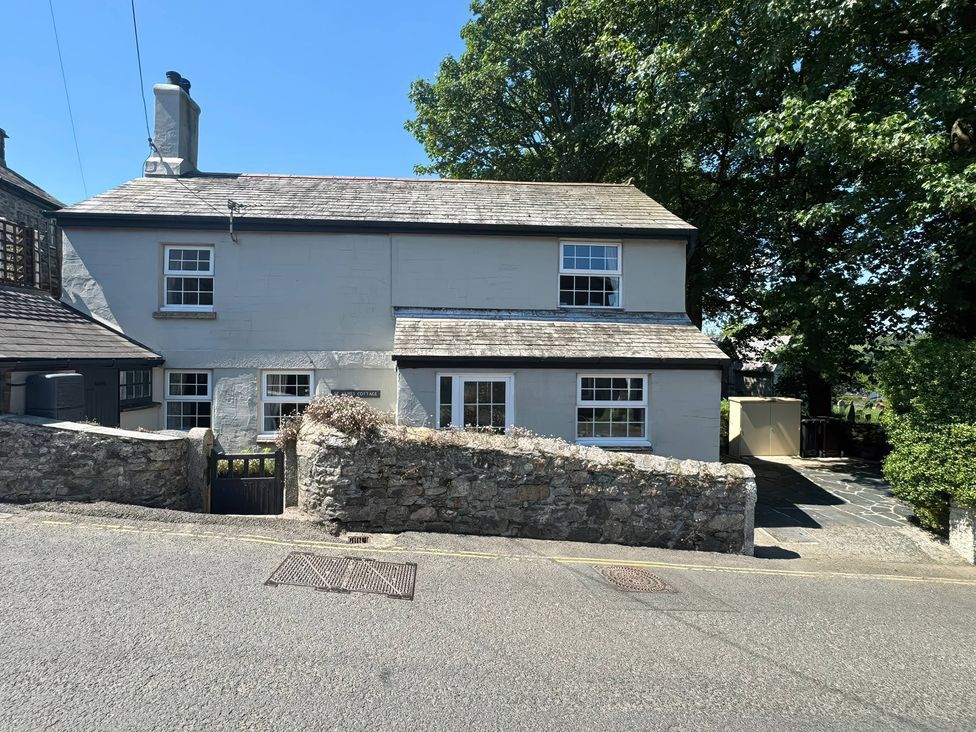 A house with stone wall and gate at St. James Cottage in Liskeard