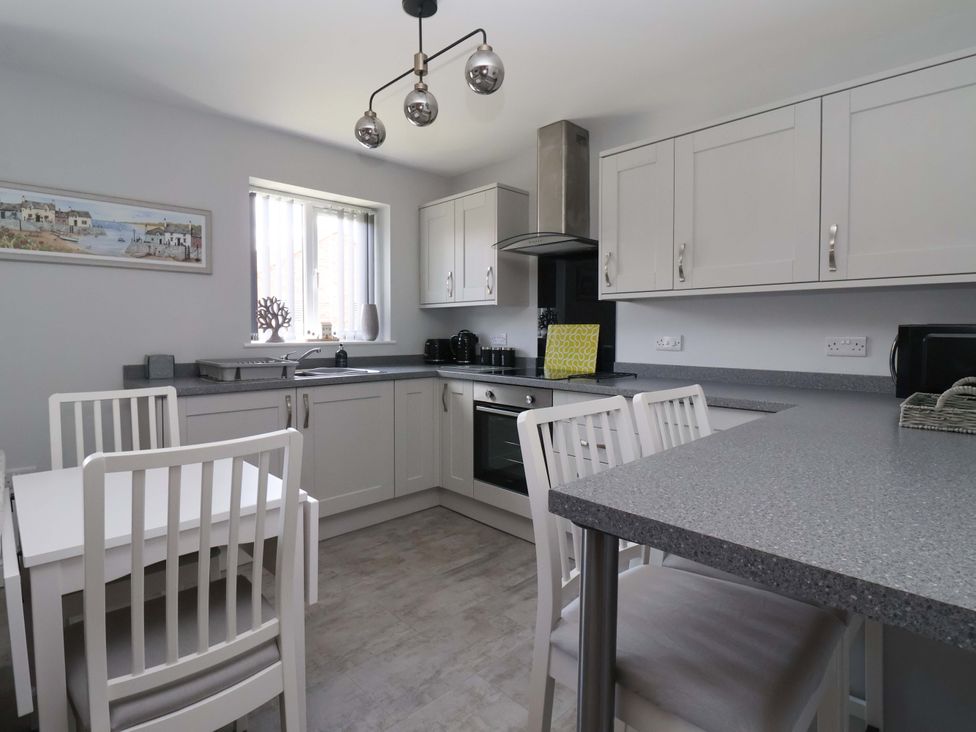A kitchen with a dining table and chairs at Dan’s Holiday Cottage in Driffield
