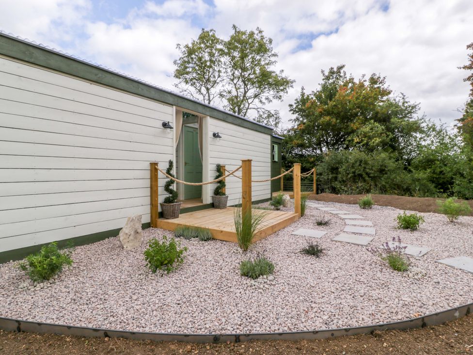 An entrance with gravel and plants at Bell 2 Shades Farm near Malmesbury