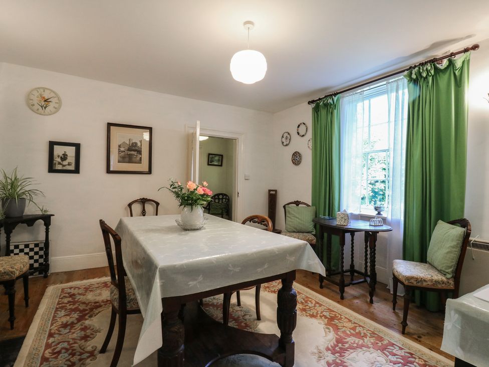 A dining room with a table and chairs at Curry Farm