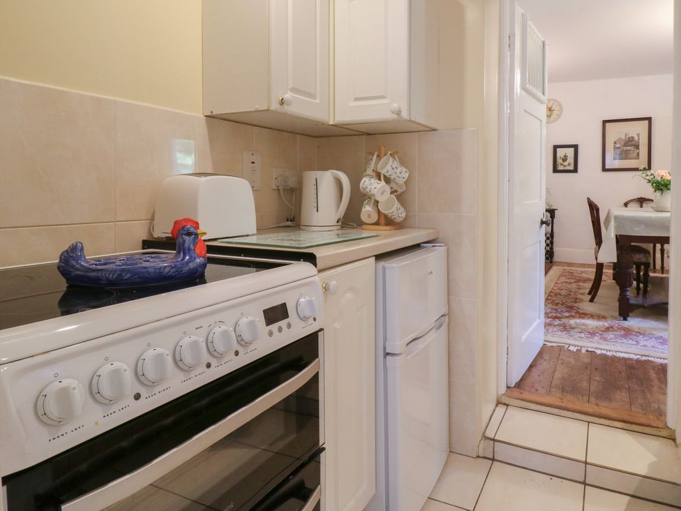 A kitchen with an oven and a toaster at Curry Farm