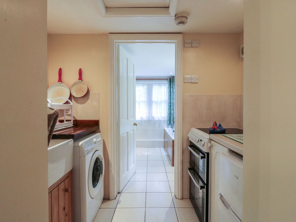 A laundry room with washing machine and oven at Curry Farm
