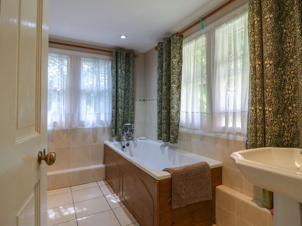 A bathroom with a bathtub and sink at Curry Farm