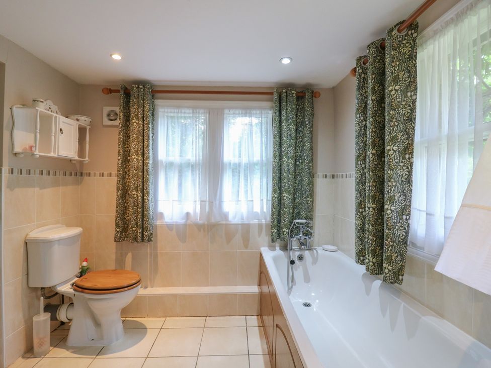 A bathroom with a bathtub and toilet at Curry Farm