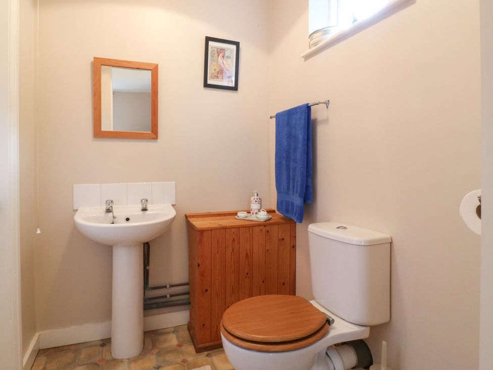 A bathroom with a sink and toilet at Curry Farm