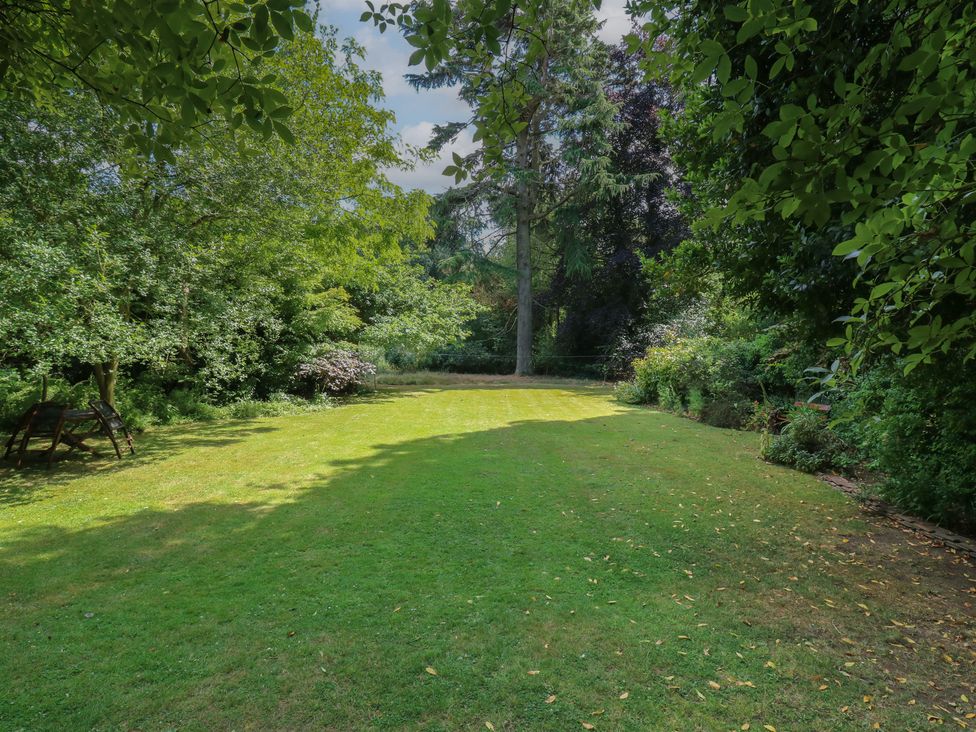 A garden with grass and trees at Curry Farm