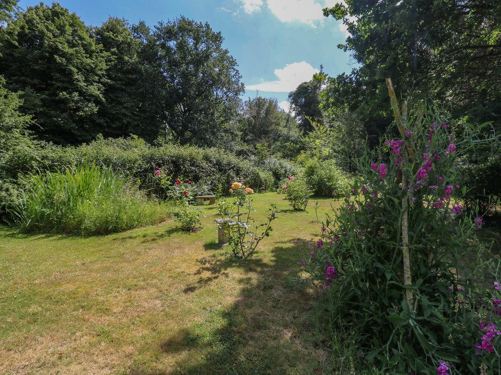 A garden with flowers and trees at Curry Farm