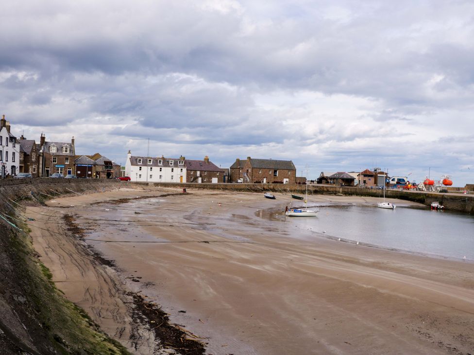 A beach with boats and houses at 9A Market Square