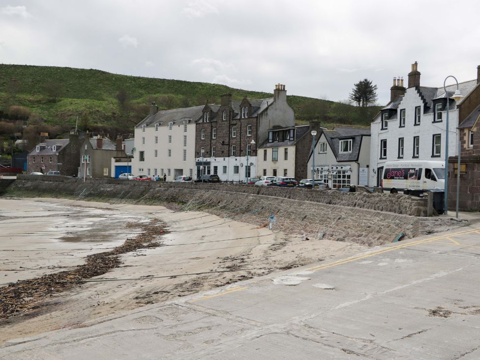 A coastal view with houses and cars along the beach at 9A Market Square 