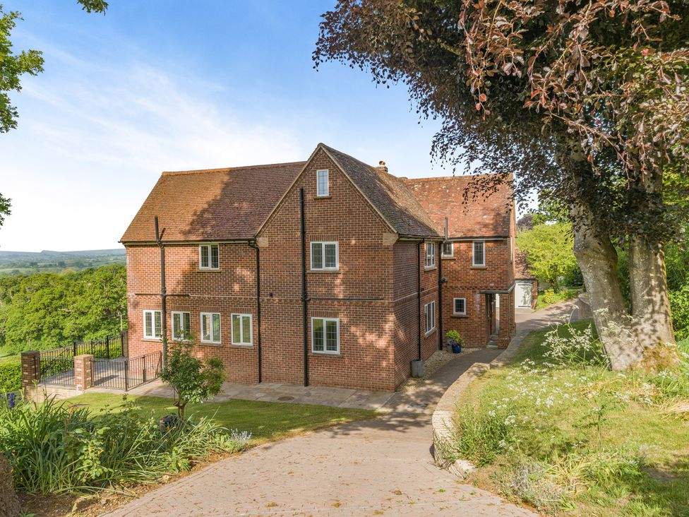 A house with a driveway and garden at Underhill House 