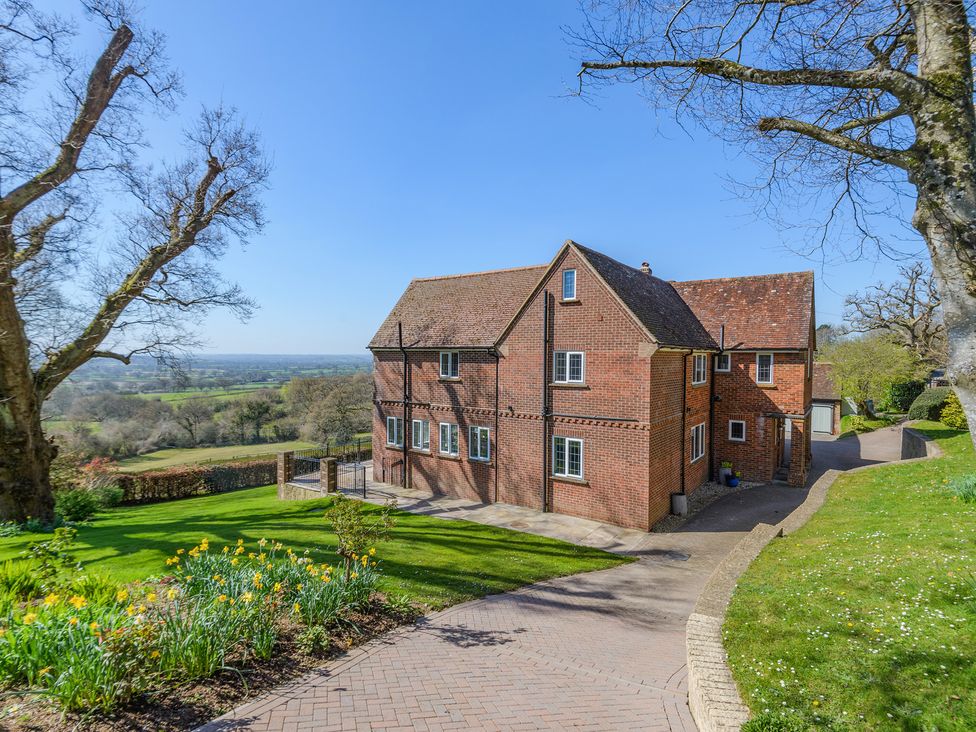 A house with driveway and garden at Underhill House 