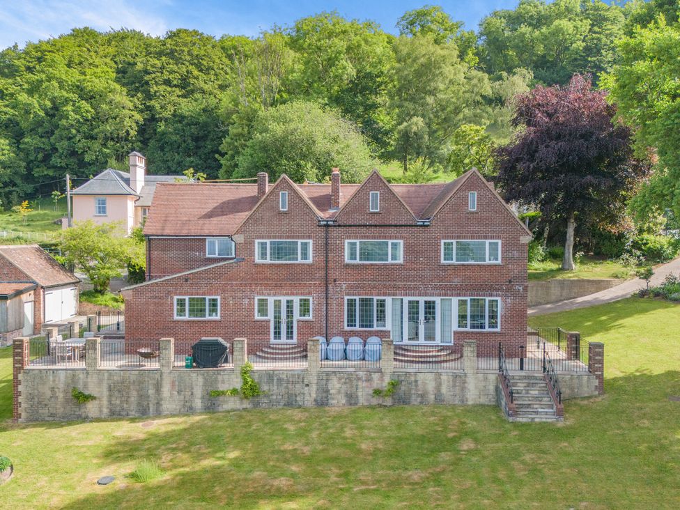 A house with a patio and garden area at Underhill House