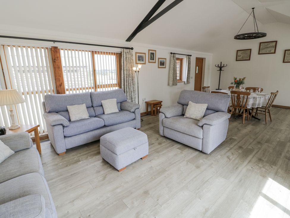 A living room with sofas and a dining area at Owl Barn in Banbury