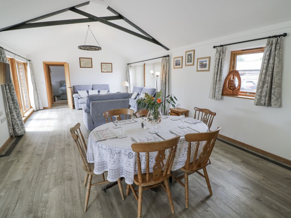 A dining room with a table and chairs at Owl Barn in Banbury