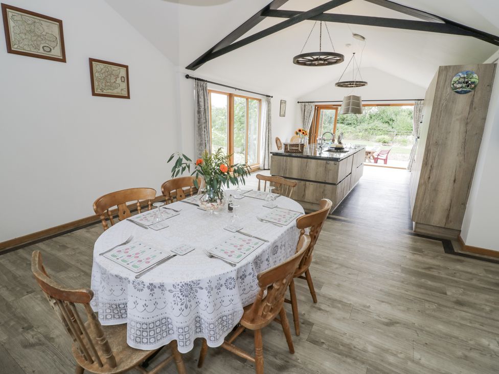 A dining room with a table and chairs at Owl Barn in Banbury