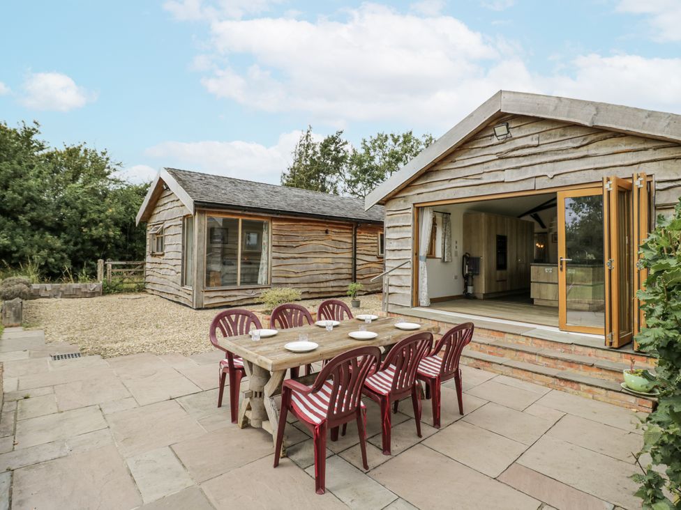An outdoor area with a table and chairs at Owl Barn in Banbury